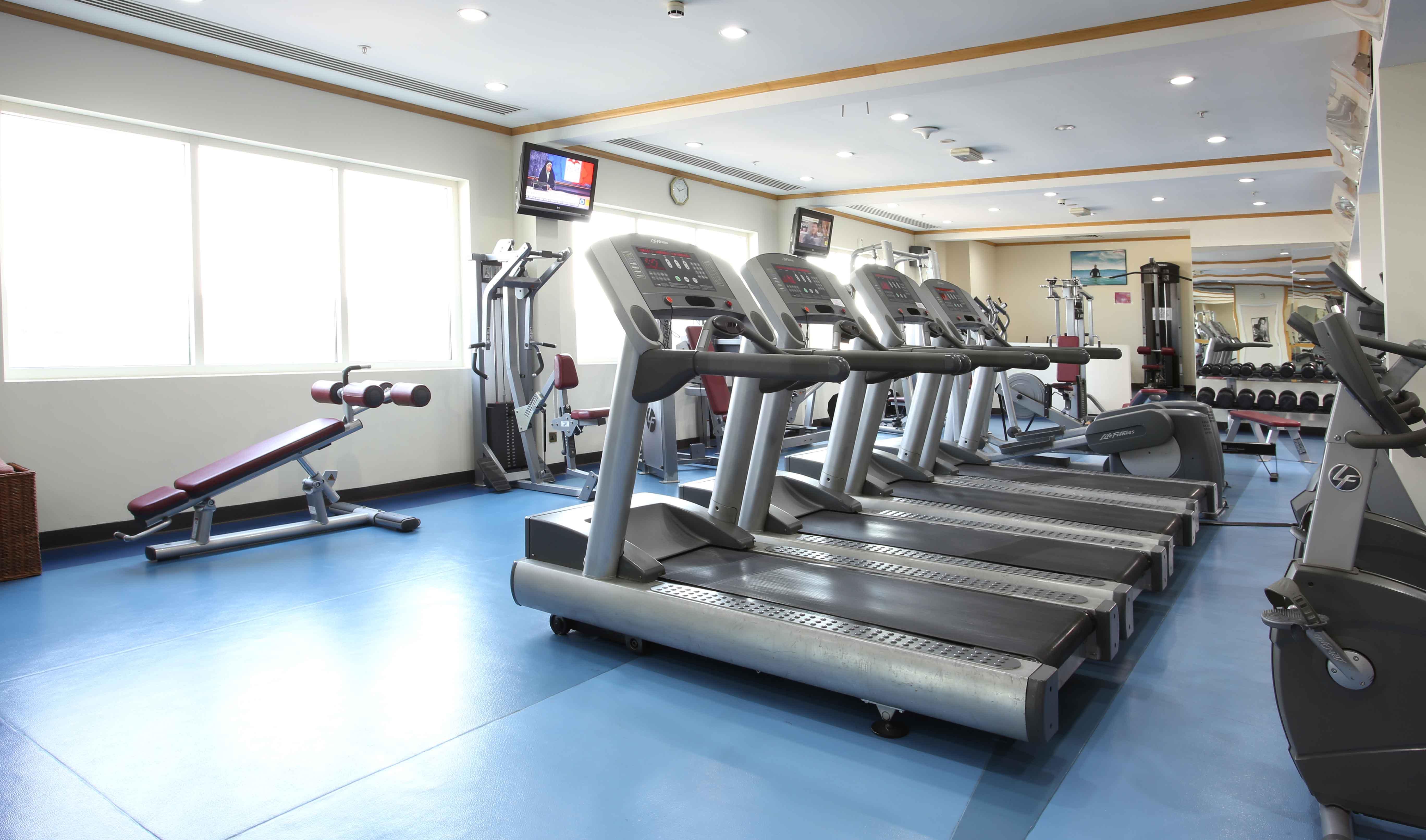 Knight Castle Hotel Дубай Экстерьер фото A row of treadmills