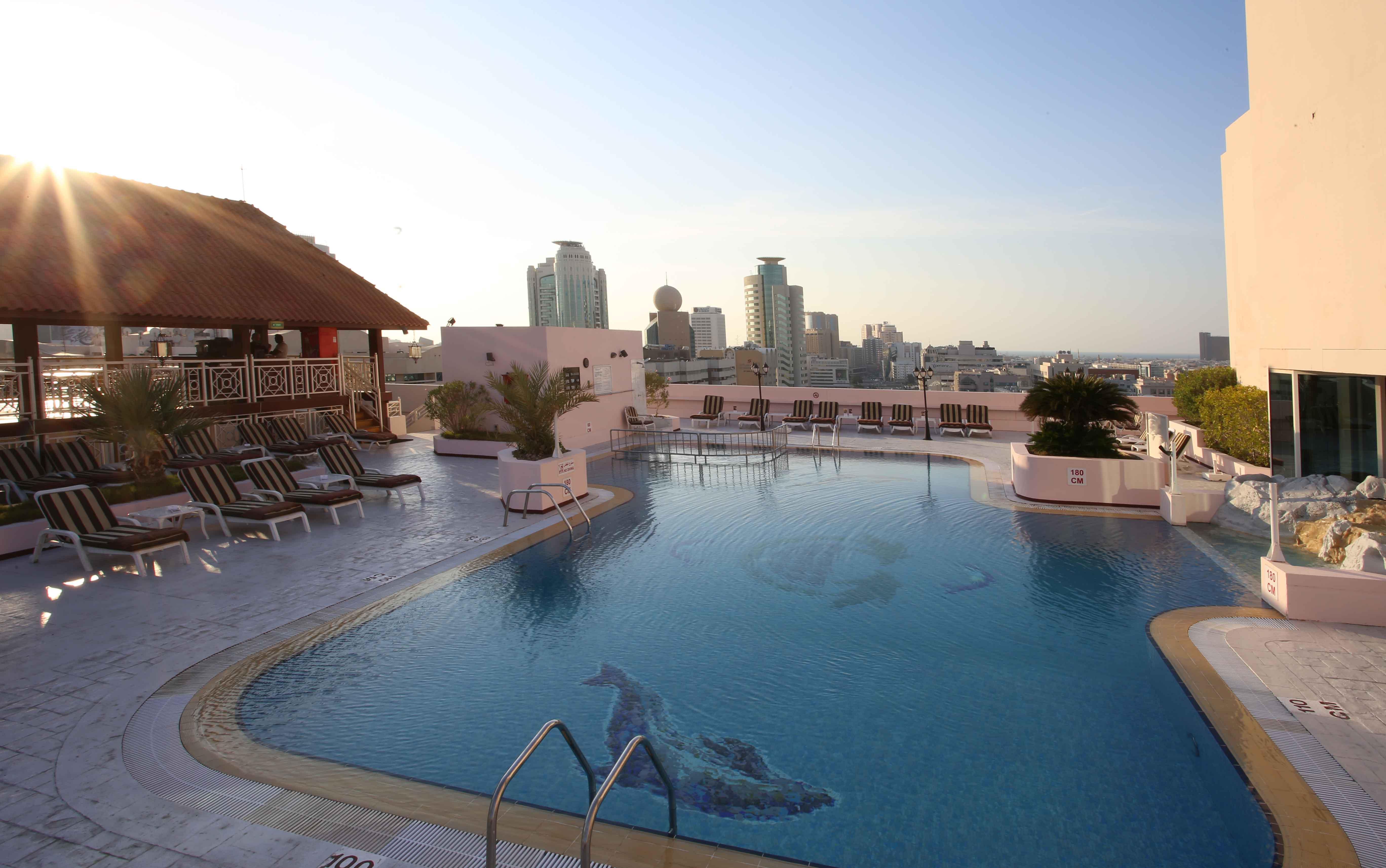 Knight Castle Hotel Дубай Экстерьер фото Rooftop pool at the Sheraton Riyadh