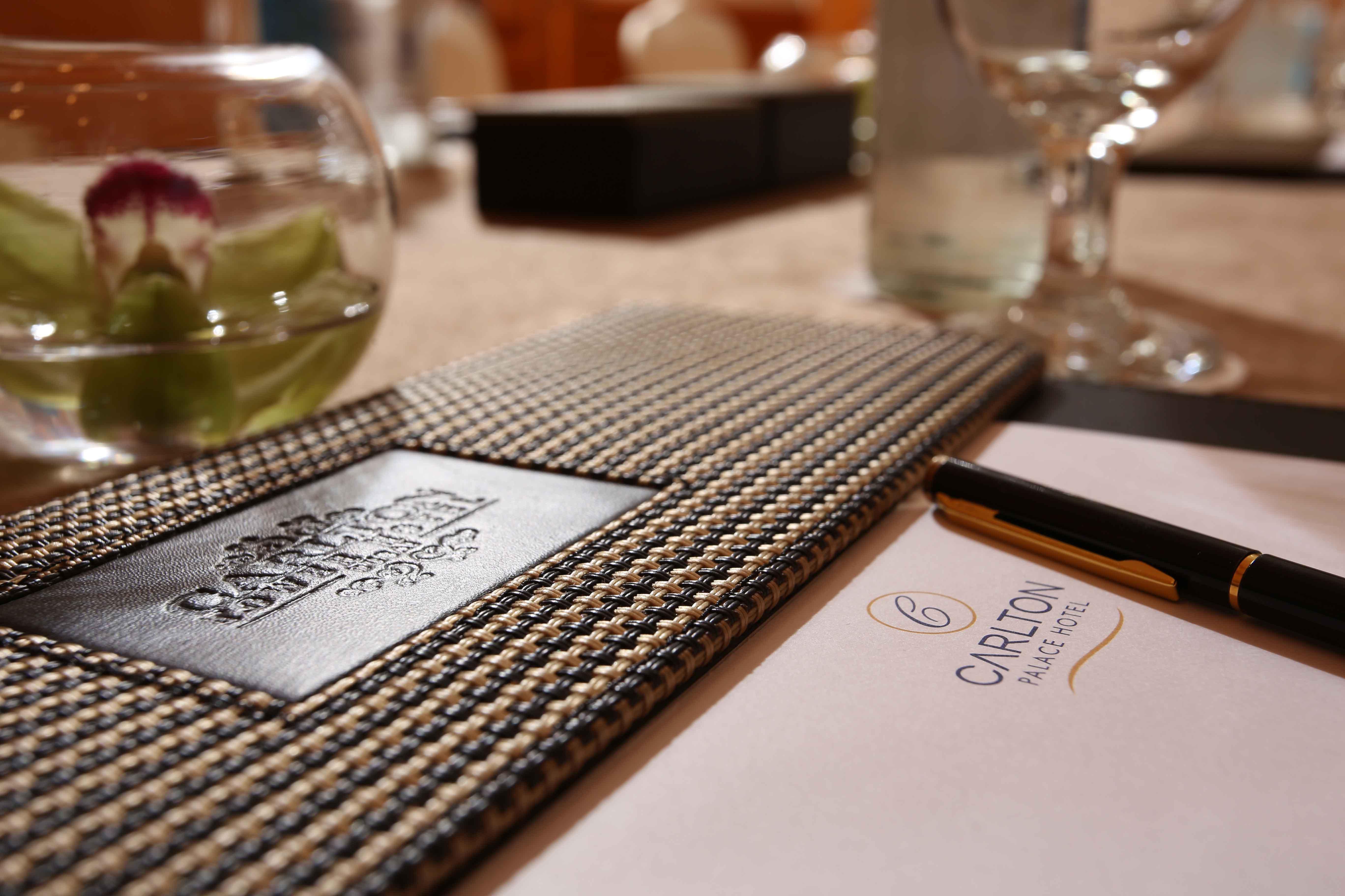 Knight Castle Hotel Дубай Экстерьер фото A table mat