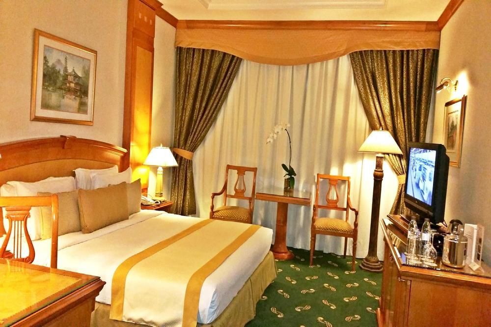 Knight Castle Hotel Дубай Экстерьер фото A room at the hotel